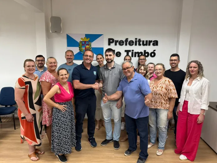 Timbó firma acordo salarial com ganho real para servidores municipais