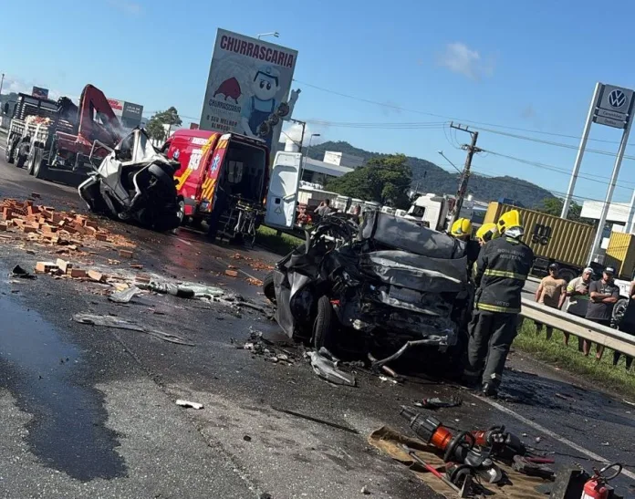 acidente gravíssimo na BR-101 deixa mortos e cena de destruição