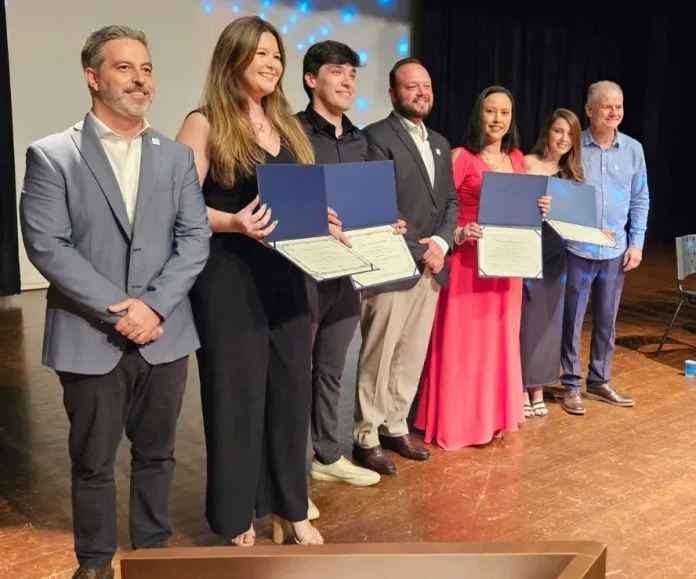 Hospital Oase forma novos especialistas em Timbó