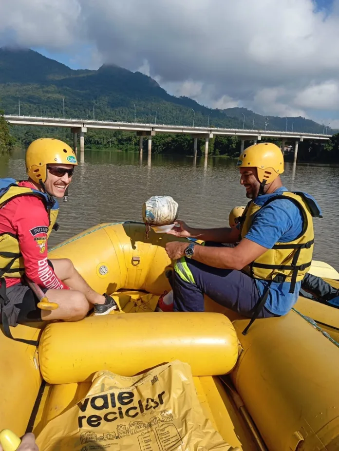 Ação conjunta retira cerca de 150 kg de lixo das margens do Rio Itajaí-Açu em Indaial