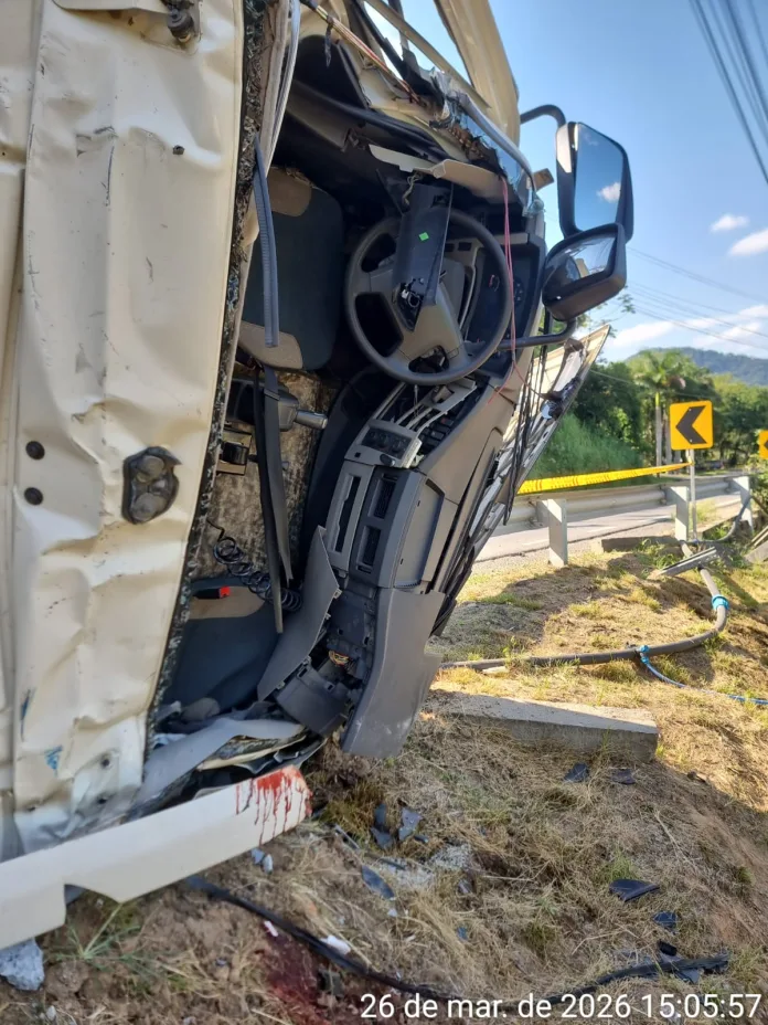 Caminhão tomba e motorista fica ferido na SC-110, em Rodeio