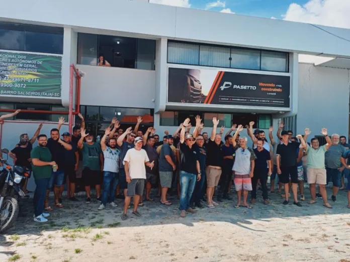 Caminhoneiros de SC aderem à greve nacional contra alta do diesel e organizam paralisação