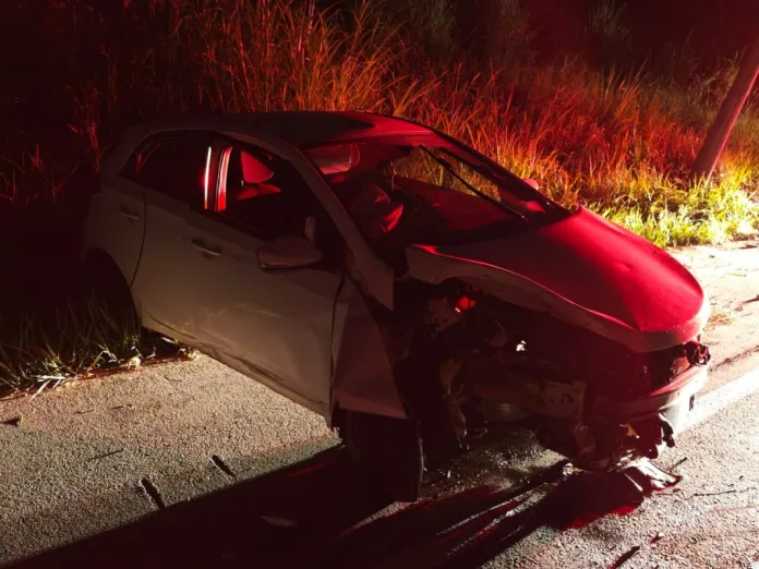Carro fica destruído após colidir contra poste em Pomerode