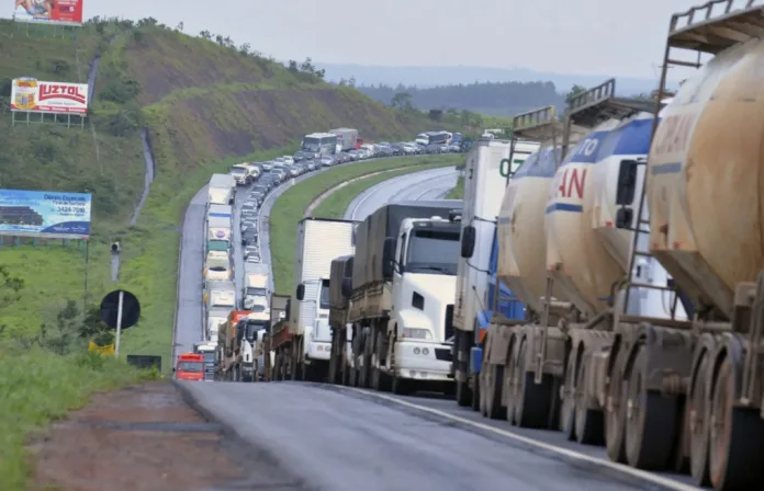 Greve dos caminhoneiros é suspensa e diálogo com governo avança
