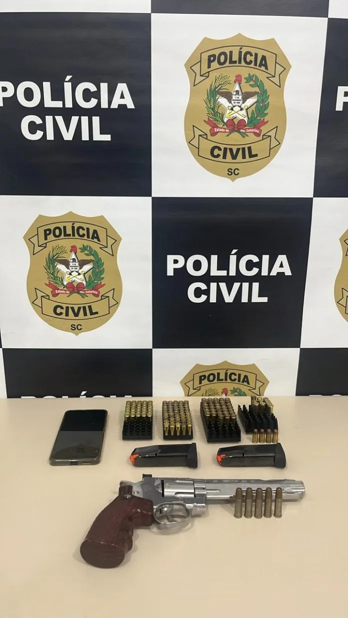 Homem é preso com aves silvestres em cativeiro e munições em Indaial