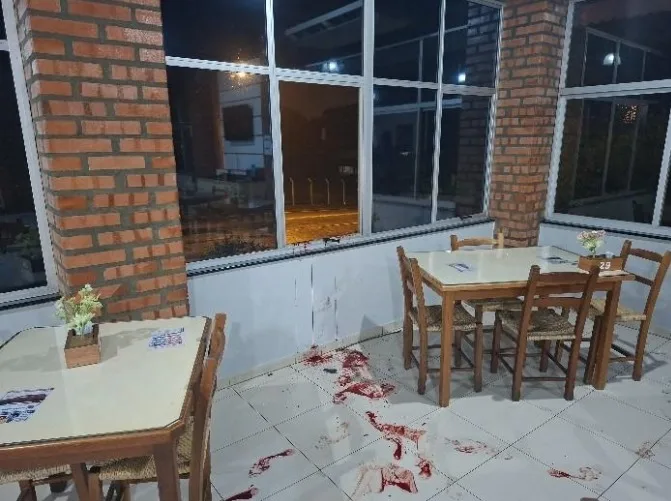 Homem em surto invade conveniência, causa danos e é detido pela PM em Indaial