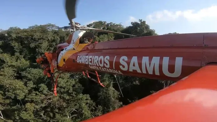 Homem fica com perna presa sob mini escavadeira de duas toneladas em Timbó