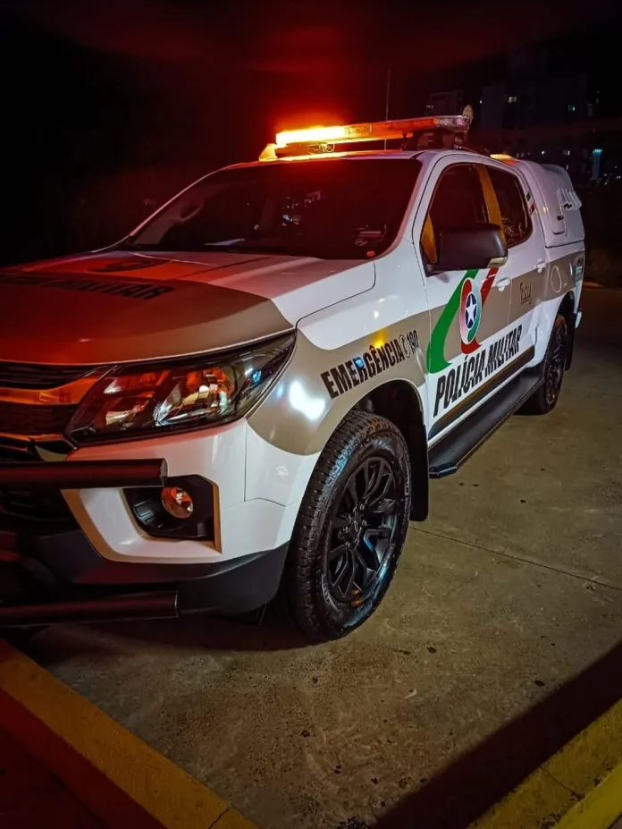 Idoso é preso após empurrar esposa de carro durante discussão