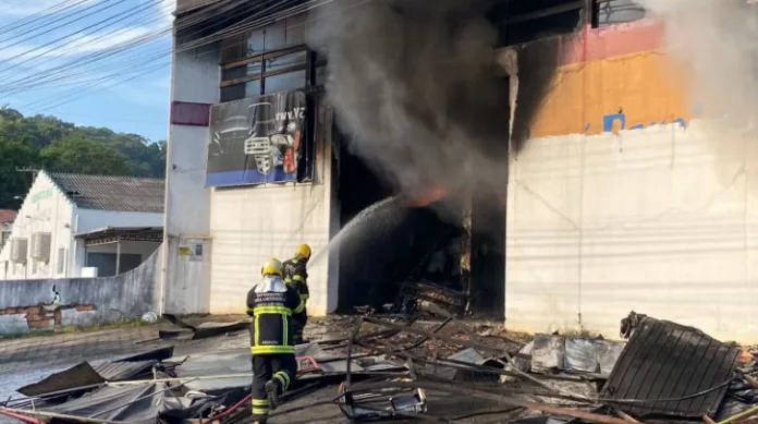Incêndio de grandes proporções destrói loja de faróis em Blumenau