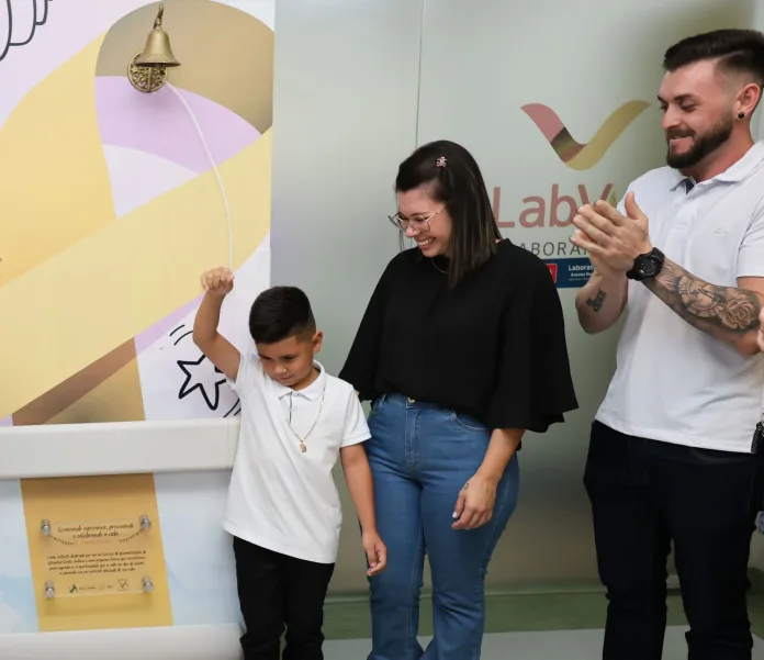 Paciente de 7 anos celebra fim do tratamento contra leucemia com a cerimônia do sino no Hospital Santo Antônio em Blumenau