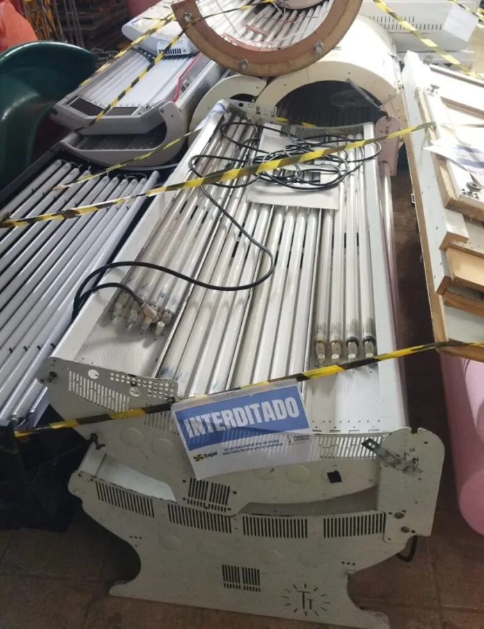 Polícia Civil realiza a maior apreensão de equipamentos de bronzeamento artificial ilegal de Santa Catarina