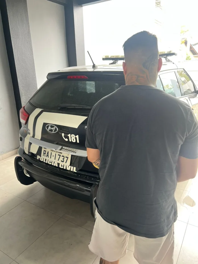 Polícia Civil prende integrante de facção e apreende arma de fogo