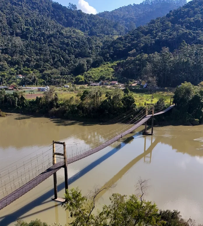 Ponte pênsil do bairro Warnow é interditada em Indaial