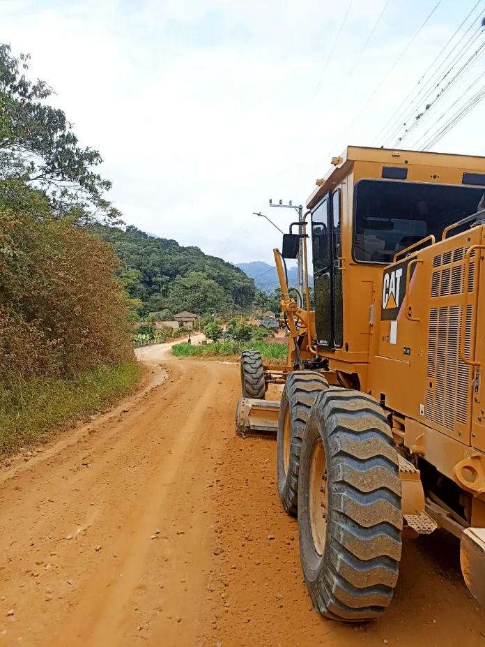 Prefeitura de Timbó realiza manutenção de vias no Bairro Dona Clara