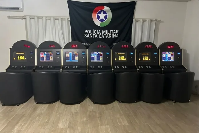Polícia Militar desmantela jogo ilegal em residência e apreende mais de R$8 mil
