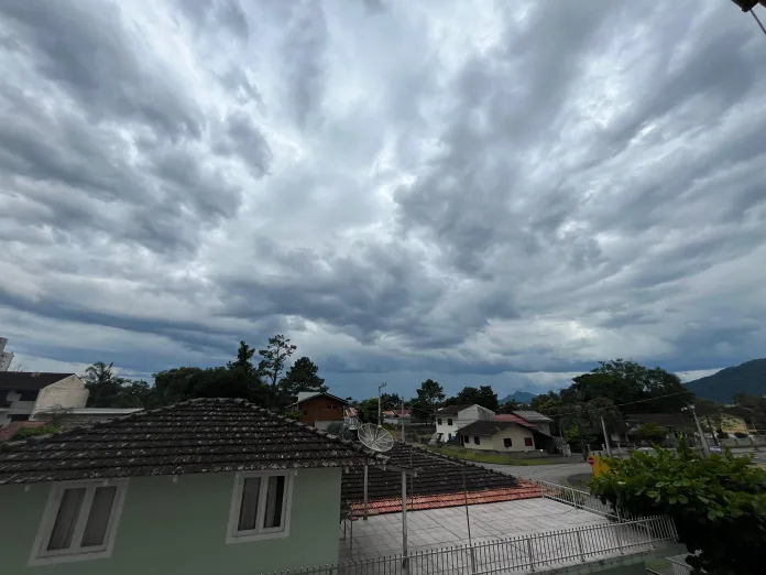 Frente fria avança e fim de semana terá temporais em SC após quinta de tempo firme