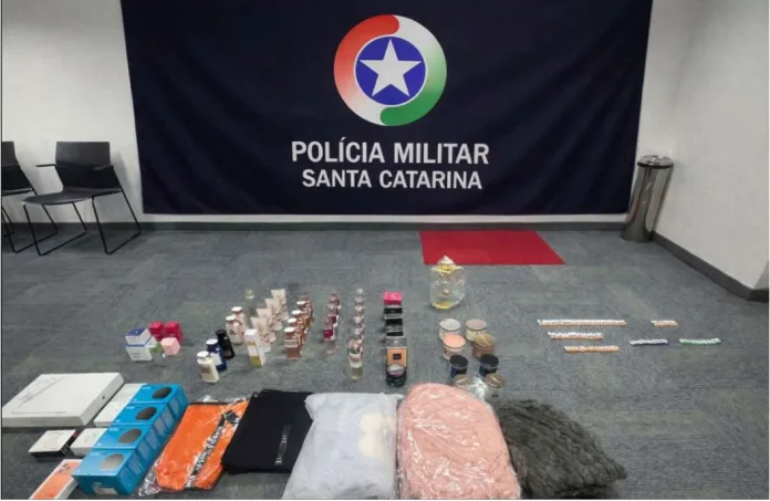 PM apreende produtos estrangeiros irregulares e medicamento controlado após abordagem, em Brusque