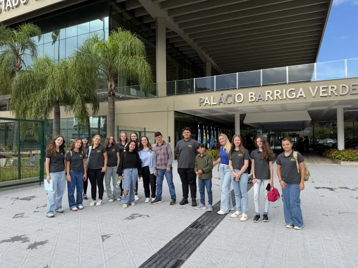 Parlamento Jovem de Timbó amplia conhecimento em visita à capital catarinense