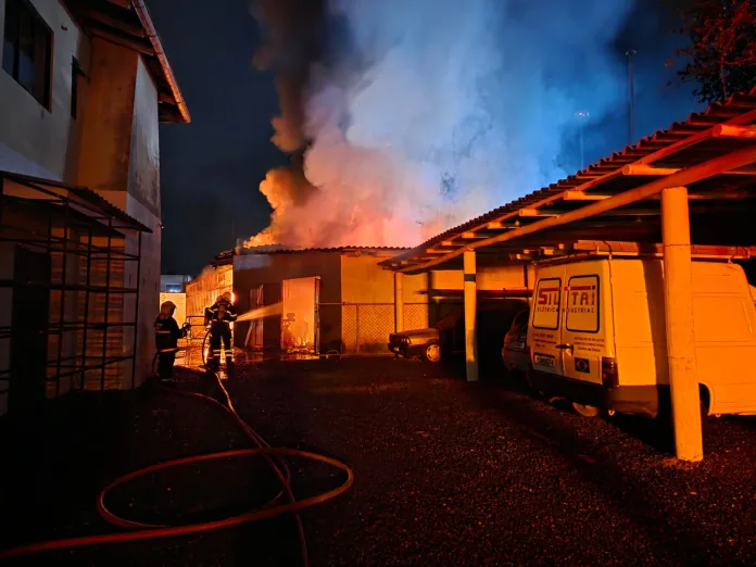 Incêndio em edificação mobiliza bombeiros em Timbó