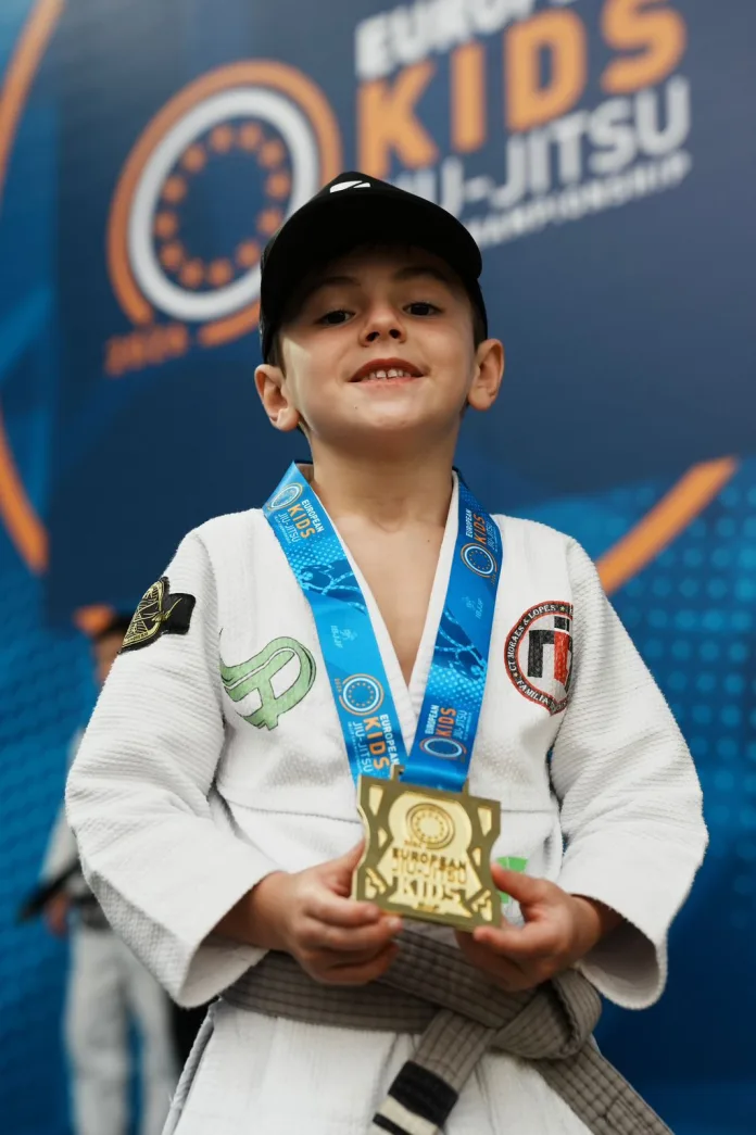 Atleta de Indaial conquista título europeu Kids de jiu-jitsu
