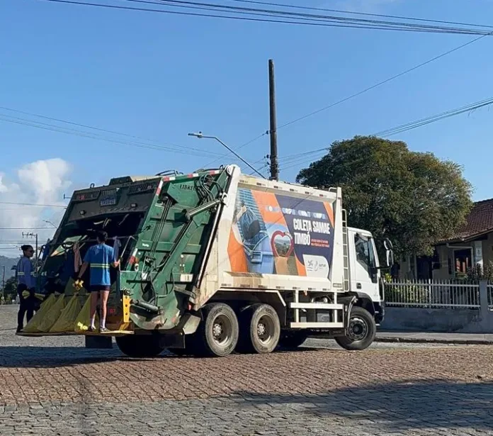 Coleta de resíduos acontece normalmente no feriado de 1º de maio em Timbó