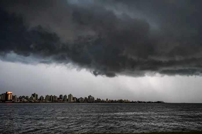 Ciclone extratropical traz temporais e risco de ressaca a SC nos próximos dias