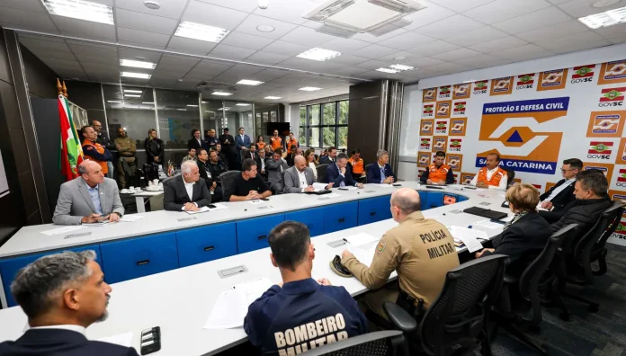 Governador acompanha primeira reunião presencial do Comitê de Gestão de Crises após assinatura do Decreto de Alerta Climático