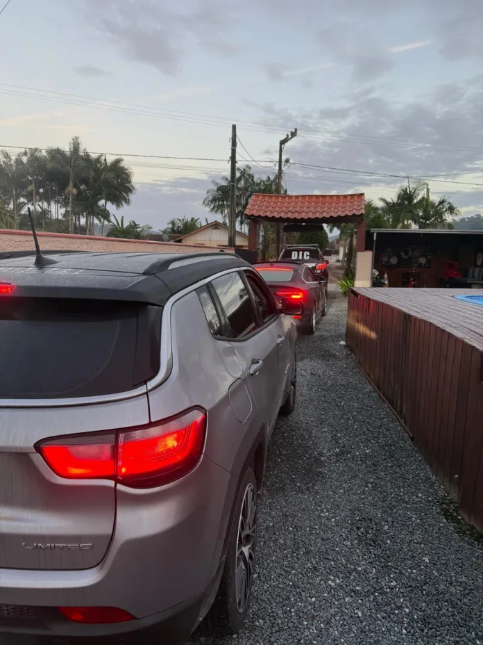 Grupo suspeito de aplicar golpe milionário com compra falsa de carros é alvo de operação em SC