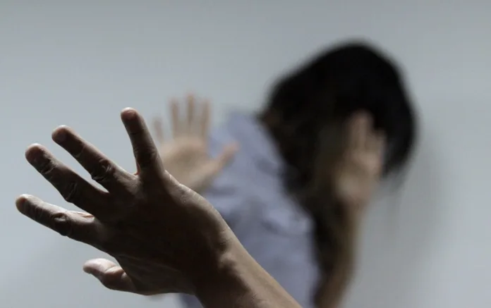 Homem é preso em Indaial após mulher acionar Botão do Pânico durante agressão