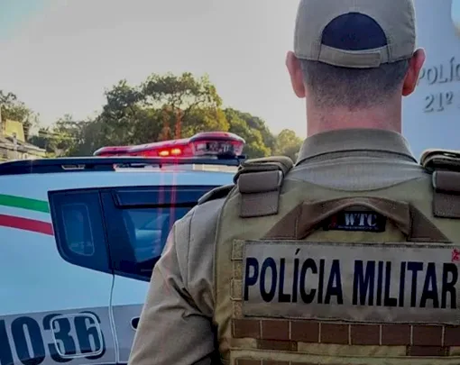 Homem invade residência, entra em luta corporal com morador e foge com joias em Timbó