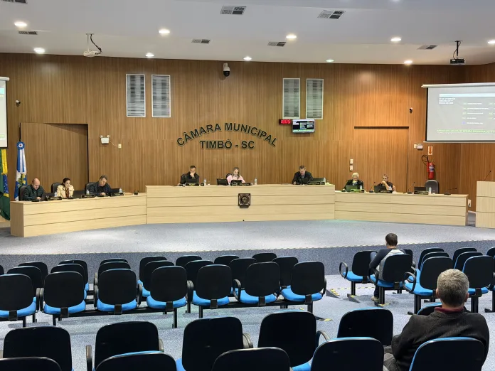 Câmara de Timbó aprova projeto sobre animais soltos e microchipagem