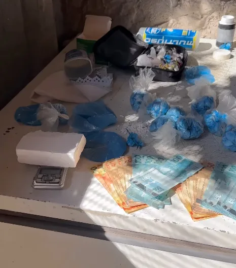 Operação da Polícia Militar apreende drogas, dinheiro e detém três pessoas em Timbó