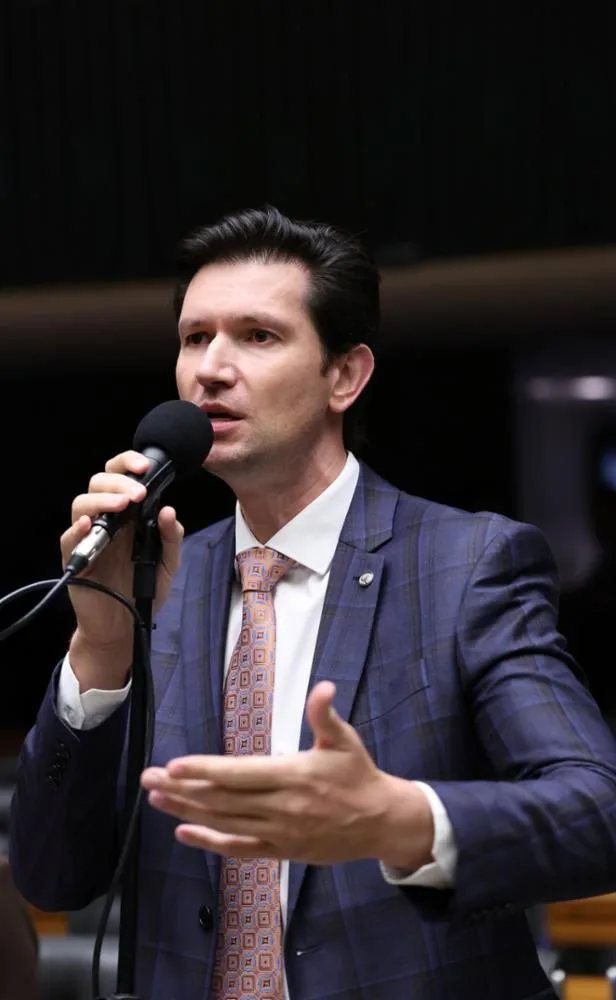 Gilson Marques propõe regras para uso de criptomoedas em contratos