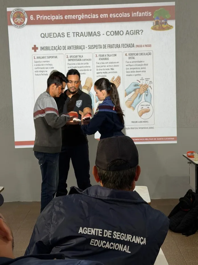 Bombeiros de Timbó fortalecem treinamentos e capacitam agentes da educação