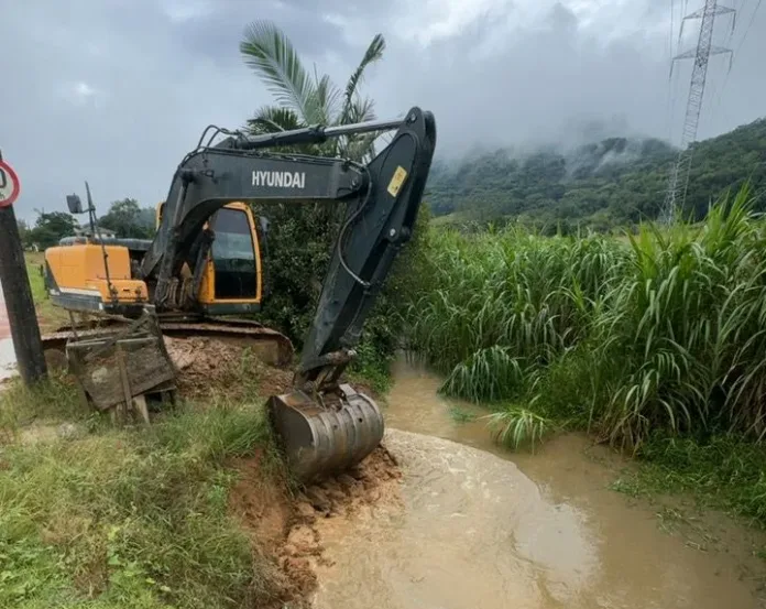 Timbó amplia trabalhos preventivos de limpeza e desassoreamento em ribeirões