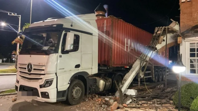 Carreta colide com portal de Pomerode e causa danos materiais