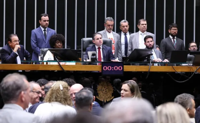 Câmara aprova em dois turnos fim da escala 6x1 com jornada máxima de 40 horas semanais