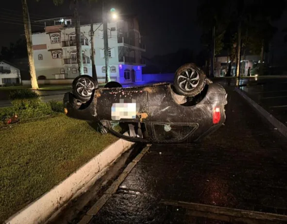 Motorista embriagado capota veículo em Timbó e acaba preso por porte de arma com numeração suprimida