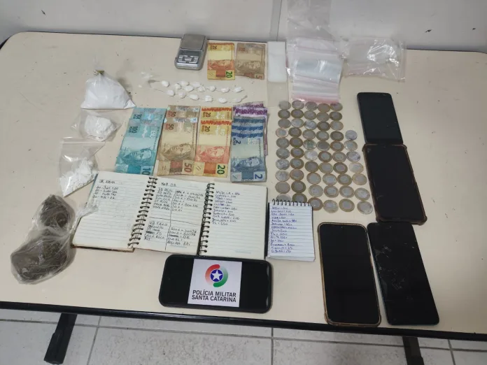 Suspeito é preso após denúncia e polícia apreende drogas e dinheiro