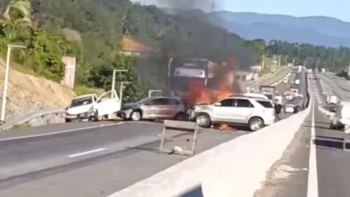 Acidente gravíssimo deixa ao menos um morto, seis feridos, três veículos incendiados e BR-470 interditada em Indaial
