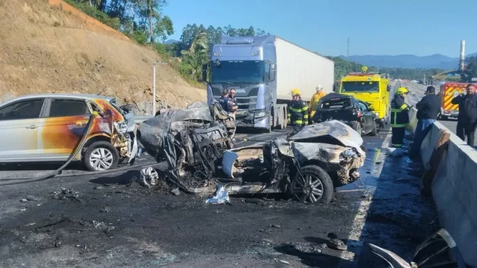 Atualização: sobe para sete o número de feridos em gravíssimo acidente na BR-470 em Indaial
