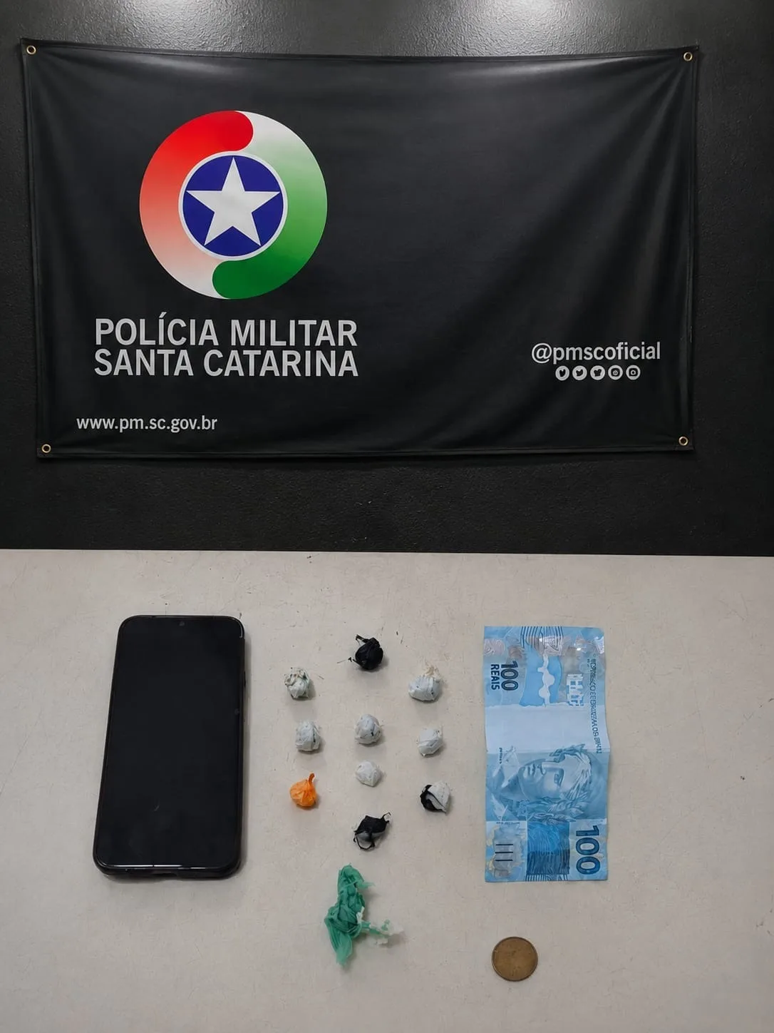 Homem é preso por tráfico de drogas após tentar fugir da Polícia Militar em Timbó