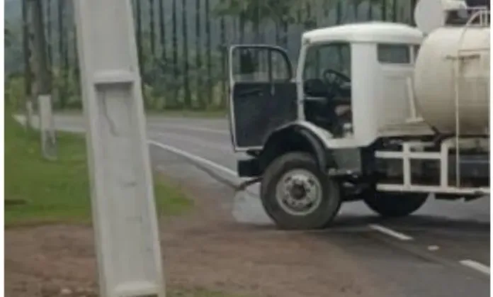 Caminhão furtado de empresa é encontrado abandonado na SC-416, em Timbó