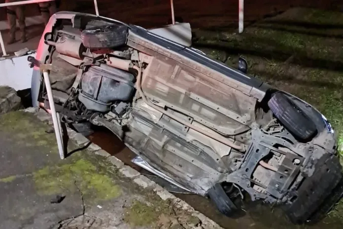 Motorista é arremessado de carro após capotamento em Brusque