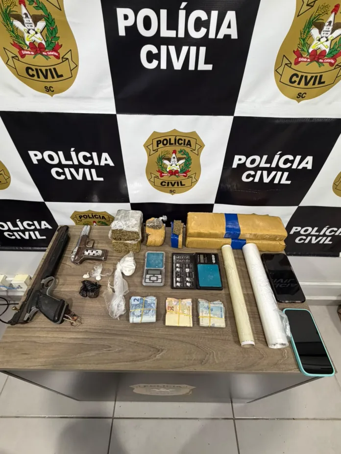 Polícia Civil prende casal em flagrante por tráfico de drogas durante operação em Indaial e Ascurra