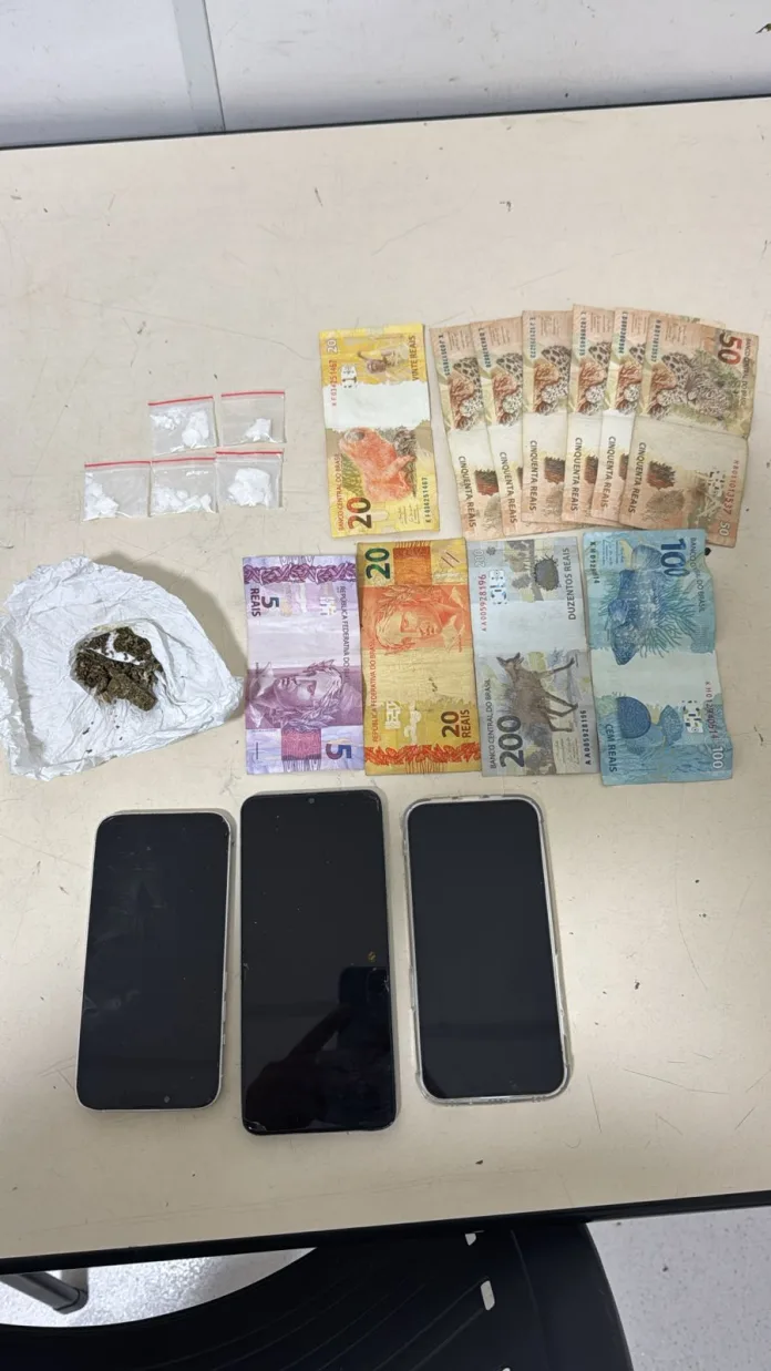 Polícia Militar de Indaial prende dois homens e apreende adolescente por tráfico de drogas
