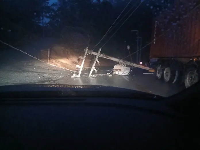 Poste cai durante a madrugada e exige atenção de motoristas no bairro Testo Central, em Pomerode