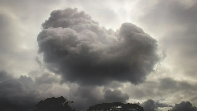 Semana começa com chuva e tempo instável no Vale do Itajaí; frio ganha força a partir de quarta