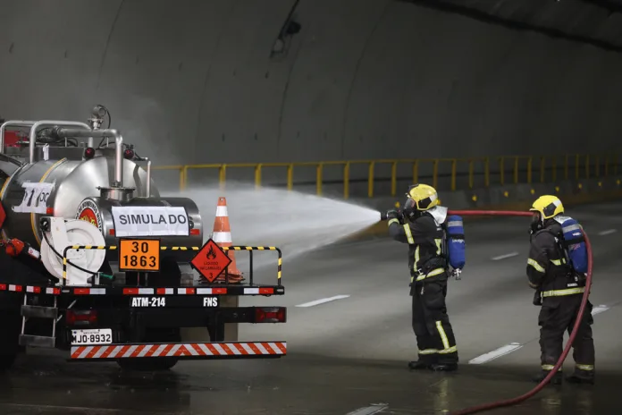 Simulado da Defesa Civil mobiliza forças de emergência em acidente com caminhão-tanque e vazamento de produtos perigosos no Túnel Antonieta de Barros