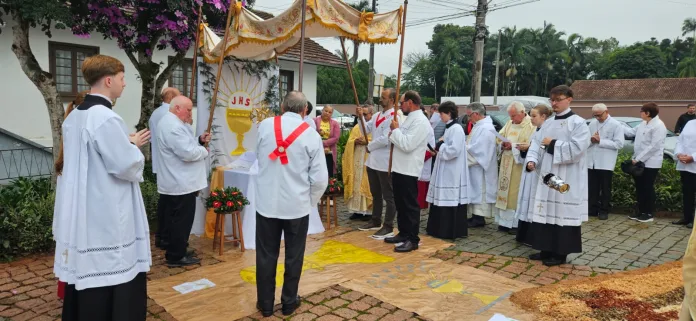 Corpus Christi reúne multidões em celebrações de fé e tradição na região